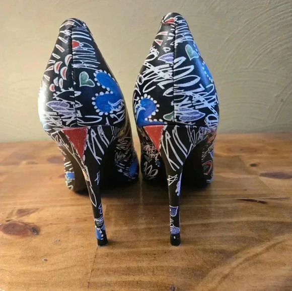New Guess Graffiti Print Heels - Picture 3 of 4